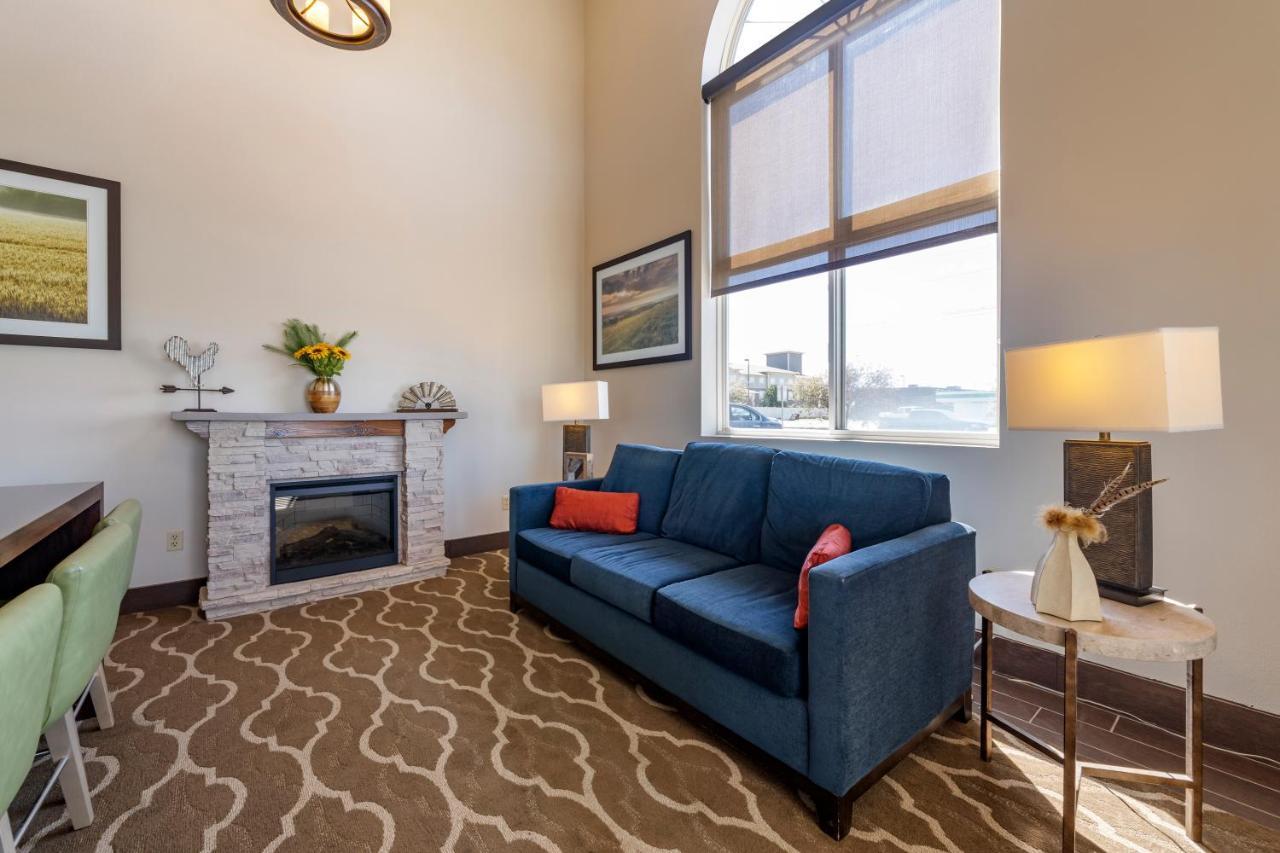 Comfort Inn & Suites Hays I-70 Екстер'єр фото
