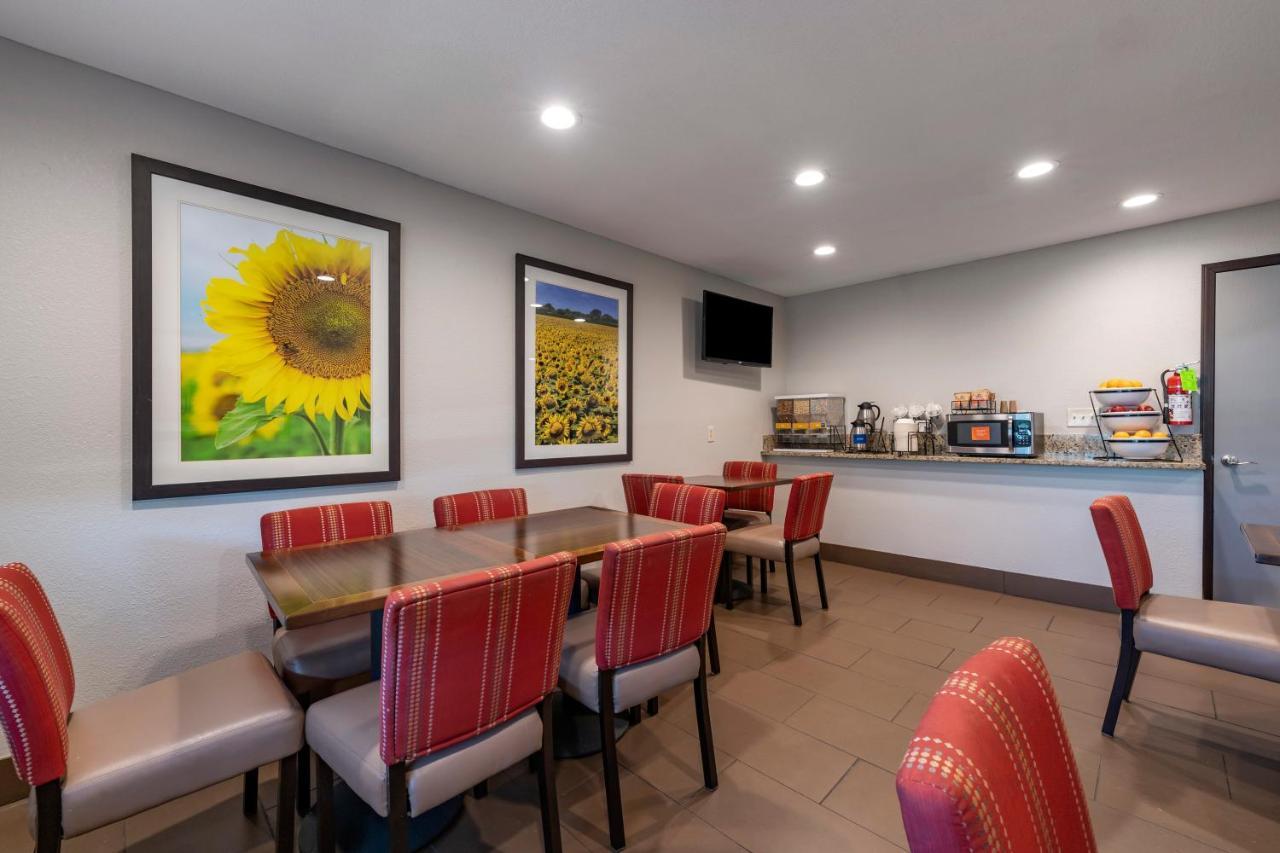 Comfort Inn & Suites Hays I-70 Екстер'єр фото